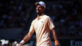 Roland Garros, Arnaldi batte Tsitsipas, Darderi si opera. Djokovic rischia la fine di Sinner per favorire un francese