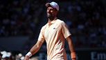 Roland Garros, Arnaldi batte Tsitsipas, Darderi si opera. Djokovic rischia la fine di Sinner per favorire un francese