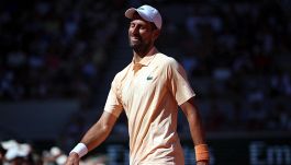 Roland Garros, Arnaldi batte Tsitsipas, Darderi si opera. Djokovic rischia la fine di Sinner per favorire un francese