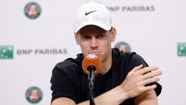 Sinner da vittima a colpevole, sono tutti contro Jannik: Wilander e Henman impietosi, McEnroe lo chiama “Pinocchio”