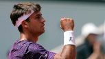 Roland Garros, Cobolli si traveste da Sinner: demolito Tien. L’impresa in uno stadio vuoto poi il siparietto sulla finale di Champions