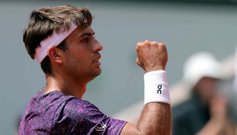 Roland Garros, Cobolli si traveste da Sinner: demolito Tien. L’impresa in uno stadio vuoto poi il siparietto sulla finale di Champions