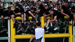 Torino-Juventus, derby di sangue, tifoso grave in ospedale: confronto ultras-Locatelli, il precedente Napoli-Fiorentina
