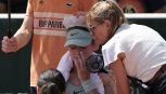 Parigi, regine in crisi: Swiatek travolta da Kostyuk, Gauff ko, la bufala su Sabalenka e il malore di Kalinskaya