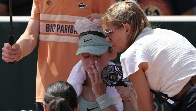 Parigi, regine in crisi: Swiatek travolta da Kostyuk, Gauff ko, la bufala su Sabalenka e il malore di Kalinskaya