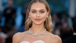 L'apparizione eterea e sofisticata di Laila Hasanovic con abito "nuvola" in solitaria senza Sinner sul red carpet di Cannes