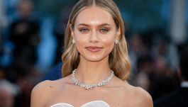 L'apparizione eterea e sofisticata di Laila Hasanovic con abito "nuvola" in solitaria senza Sinner sul red carpet di Cannes