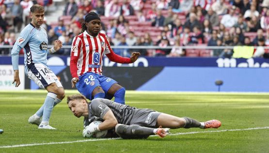 Lookman, traversa, rigore negato e cambio: Simeone sotto accusa dopo il ko dell'Atletico Madrid