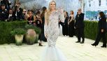 Lindsey Vonn in piedi al Met Gala 2026 dopo la rovinosa caduta a Cortina: un miracolo