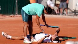 Mensik collassa al Roland Garros dopo 4 ore e 40 di lotta contro Navone: follia pura in nome del gioco