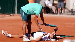 Mensik collassa al Roland Garros dopo 4 ore e 40 di lotta contro Navone: follia pura in nome del gioco