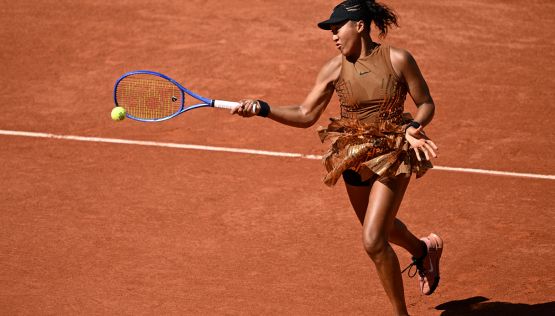 Naomi Osaka scatena le provocazioni al Roland Garros per il vestito iconico da red carpet all'ingresso in campo e il cambio d'abito