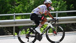 Narvaez impatta contro un bus e lascia il Giro, abbandona la tappa regina sulle Dolomiti: come sta