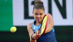 Disastro Paolini, ko e lacrime contro Solana: Jasmine spreca il vantaggio, s'infortuna alla caviglia e crolla