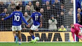 Doku salva il Manchester City al 97': rabbia Donnarumma contro l'arbitro Oliver, e l'Arsenal ora può sognare