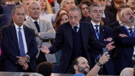 Real Madrid nel caos: il Bernabeu fischia tutti, Perez litiga con un tifoso e Mbappé 'esclude' Camavinga dalla Francia