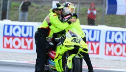 Valentino Rossi fa festa con Di Giannantonio ed esclama: "Mamma mia che paura, è stato un drago"