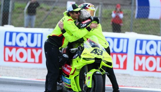 Valentino Rossi fa festa con Di Giannantonio ed esclama: "Mamma mia che paura, è stato un drago"