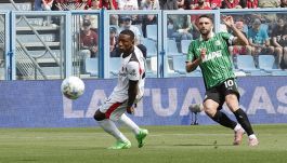 Sassuolo-Milan: rosso a Tomori dopo 23’, gol lampo Berardi, tre rigori negati, Allegri incredulo