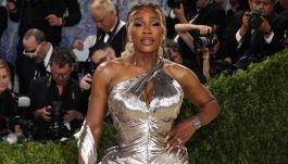 L'insopportabile bodyshaming per Serena Williams al Met Gala 2026, trionfo di Venus ritratto con cristalli