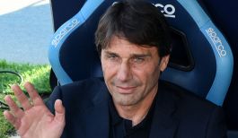 Napoli-Udinese 1-0: Conte ultimo regalo nel giorno dell'addio, fa espellere lui Kabasele. L'abbraccio del Maradona, azzurri secondi