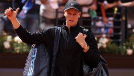 Sinner batte Rublev e...Djokovic, ma il finale fa sudare mamma Siglinde: a Jannik il "perdono" di Mattarella