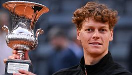 Jannik Sinner, stesso ristorante a Roma un anno dopo e il progetto per Parigi e il Roland Garros. Indizio di Laila Hasanovic