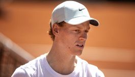 Sinner, la trappola degli organizzatori del Roland Garros sconvolge Jannik: subito un incidente di percorso