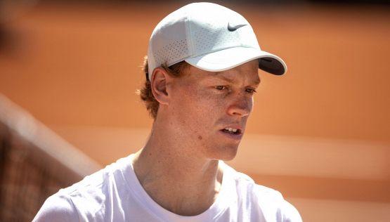 Sinner, la trappola degli organizzatori del Roland Garros sconvolge Jannik: subito un incidente di percorso