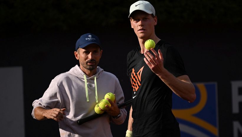 Sinner pronto al Roland Garros e Vagnozzi punge: "Nel 2022 dicevano che Rune fosse più avanti"