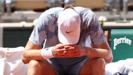 Sinner accusa malore durante il match contro Cerundolo: "Devo vomitare". Poi il crollo e l'uscita dal Roland Garros