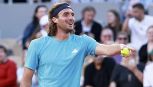 Allarme caldo a Parigi tra ritiri e svenimenti, Tsitsipas unico a non lamentarsi: 'Per me è un vantaggio'