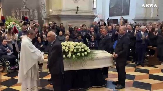Funerali Zanardi, l'ingresso del feretro nella chiesa di Santa Giustina
