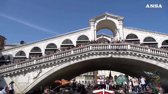 Calcio, il Venezia festeggia la A con un corteo nel Canal Grande
