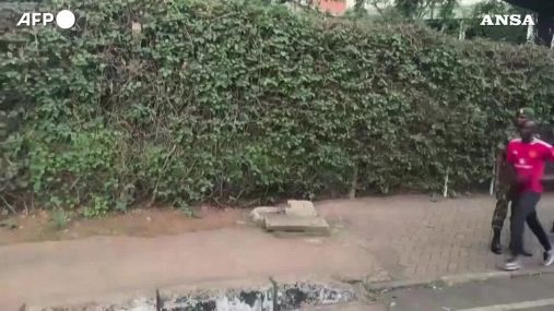 Emmanuel Macron fa jogging per le strade di Nairobi
