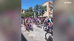 Giro d'Italia, la partenza della quarta tappa da Catanzaro