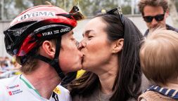 Jonas Vingegaard bacia la fede nuziale anche dopo il trionfo al Giro sul Blockhaus, la dedica a sua moglie