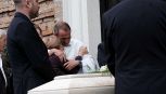 Funerali Alex Zanardi, l'abbraccio e il sorriso di don Marco Pozza a mamma Anna rimasta sola