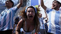 La festa dei tifosi per Argentina-Austria senza limiti con celebrazione di Messi e nel ricordo di Diego Armando Maradona