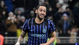 Inter, Calhanoglu via dopo i Mondiali: Maldini lo chiama al Fenerbahce con Lewandowski