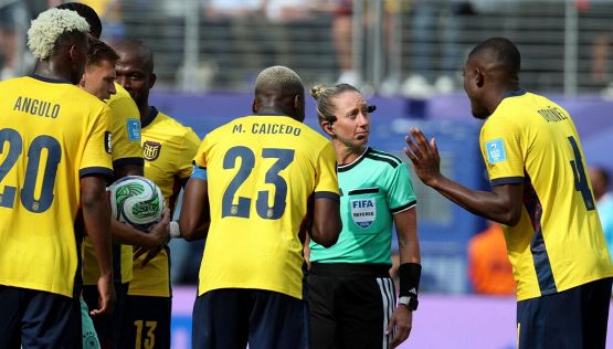 Ecuador-Germania, moviola: due svarioni grossi per l’arbitro donna Penso, il Var funziona a metà , Nagelsmann tormenta il IV uomo