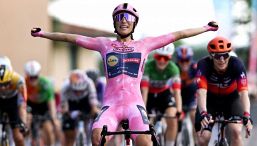 Giro d'Italia Women, Elisa Balsamo tris: resiste in salita e poi batte tutte in volata. Bene Longo Borghini