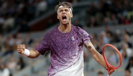 Roland Garros, clamoroso Arnaldi si ritira prima di scendere in campo. Cobolli affronterà Zverev in finale domenica