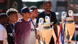Il PSG porta le due Champions al Roland Garros e Cobolli non resiste: foto e abbracci con Dembélé e compagni
