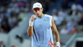 Roland Garros, Arnaldi centra una prima volta storica e sfiderà Cobolli. Berrettini lascia il campo in lacrime dopo l'ennesimo infortunio