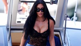 Kim Kardashian sbarca a Monaco per Hamilton, ruba la scena ad Antonelli e Leclerc si infuria: 'Freni orrendi'