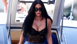 Kim Kardashian sbarca a Monaco per Hamilton, ruba la scena ad Antonelli e Leclerc si infuria: "Freni orrendi"