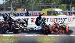 Caos Aprilia, Martin fa strike: butta giù Bezzecchi e Fernandez e pure Di Giannantonio e Aldeguer. Le foto della carambola