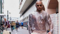 Hamilton, che nude look a Monaco prima di salire sulla Ferrari, Lewis eccentrico e glamour