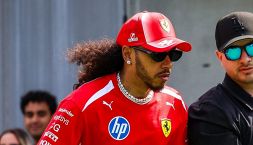 Hamilton capellone a Barcellona: nuovo look per Lewis, treccine sciolte e folta chioma